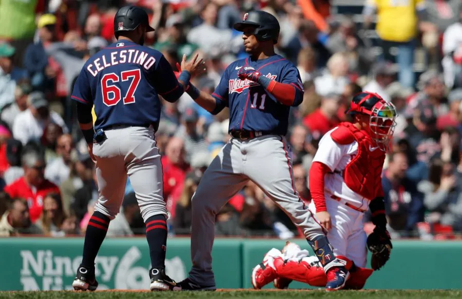 Jorge Polanco festeja con Gilberto Celestino tras cuadrangular