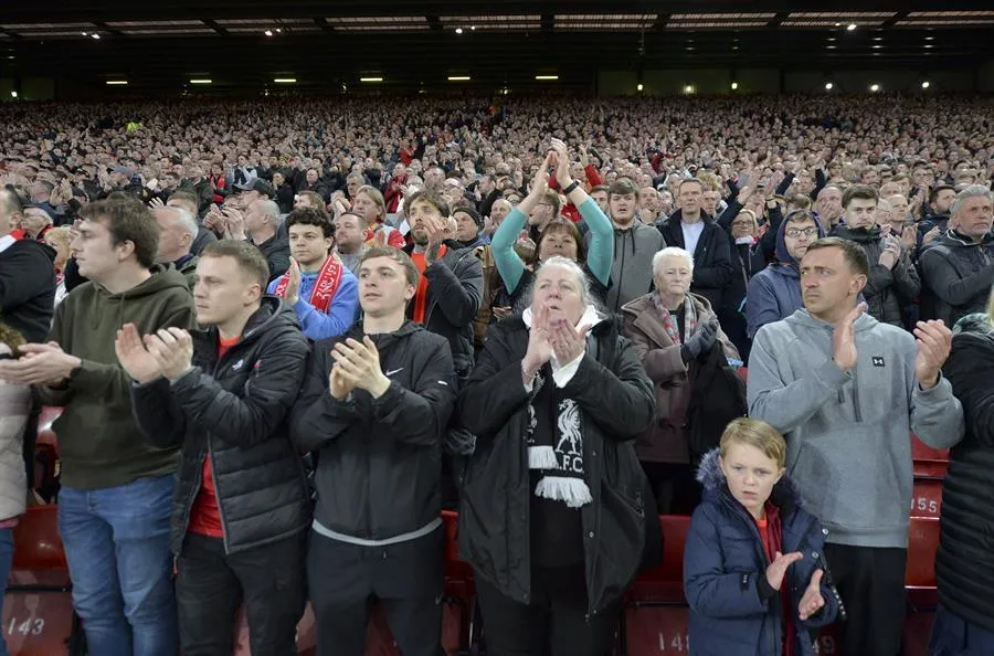 Aficionados aplauden a CR7 en Anfield