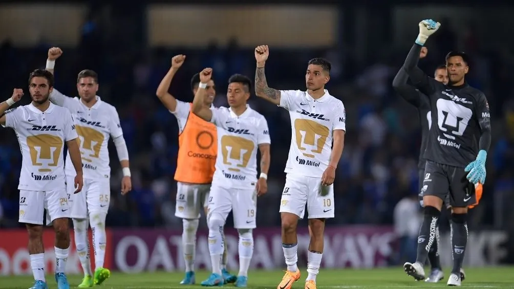 Jugadores de Pumas durante un partido