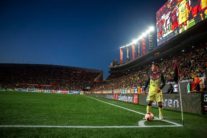 Zendejas, en un tiro de esquina