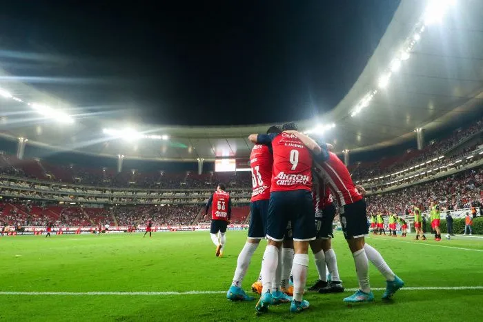 Jugadores de Chivas en festejo