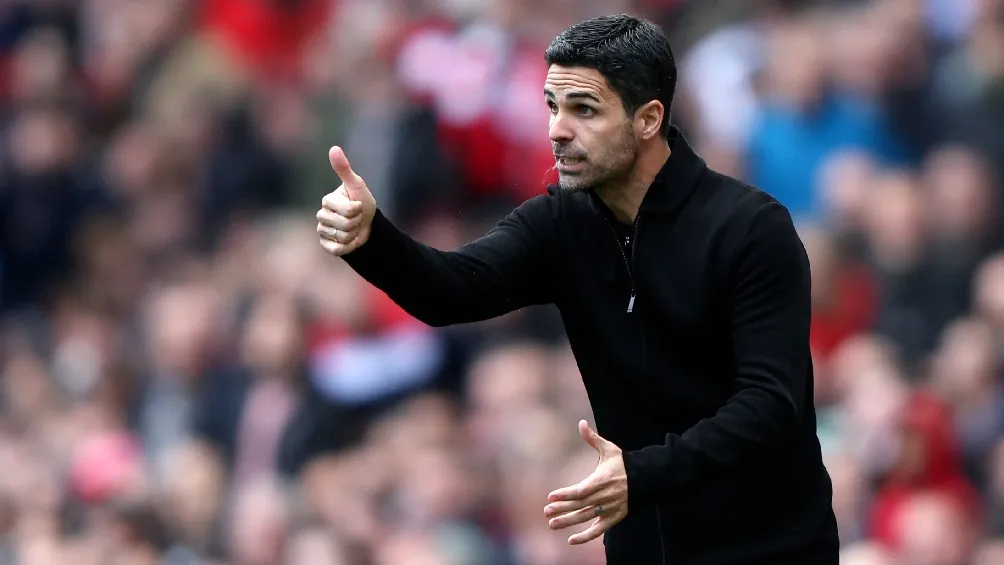 Mikel Arteta dirigiendo partido del Arsenal en la Premier League