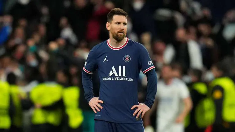 Messi durante un duelo con el PSG