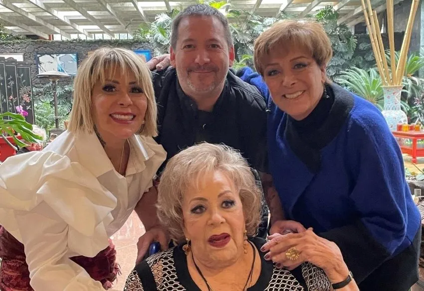 Silvia Pinal con su familia