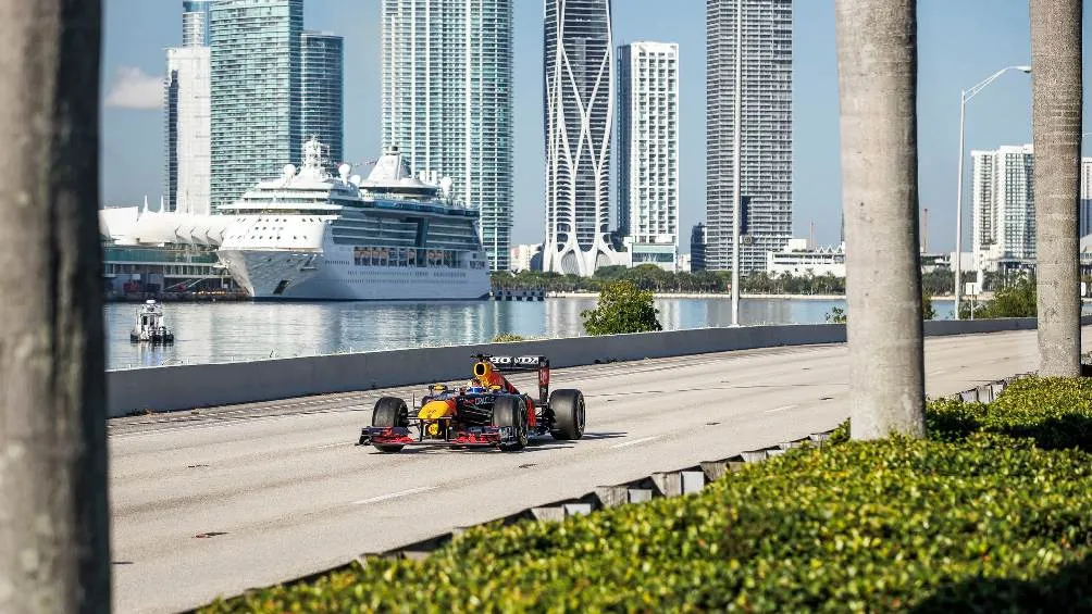 Sergio Pérez a bordo del RB7 realizando 'Race To Miami'