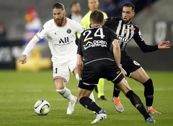 Sergio Ramos en acción con el PSG frente al Angers