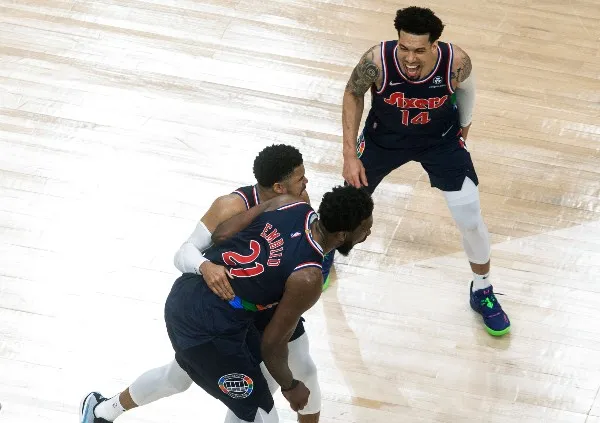 Los Sixers celebran durante partido