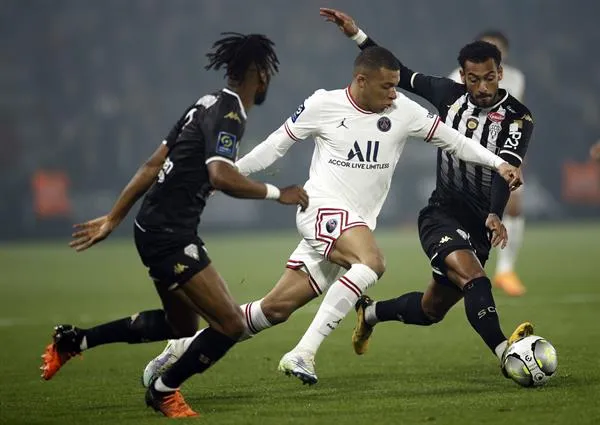 Mbappé en acción con el PSG