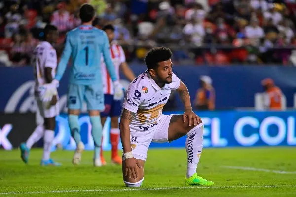 Rogerio de Pumas reacciona durante partido