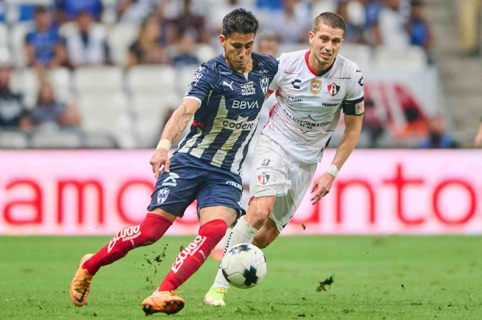 Monterrey jugando partido de la Liga MX ante el Atlas