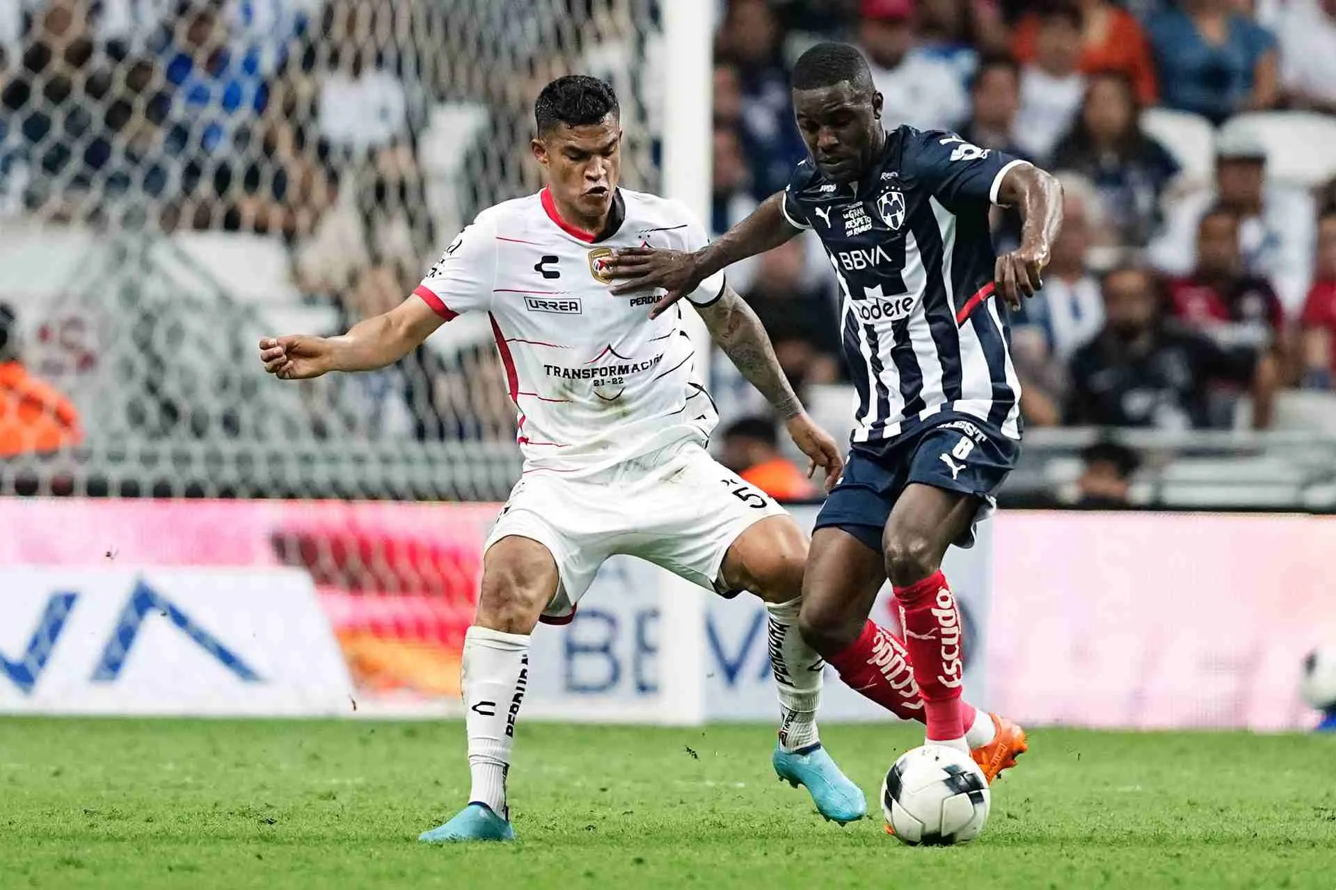 Monterrey jugando partido de la Liga MX ante el Atlas