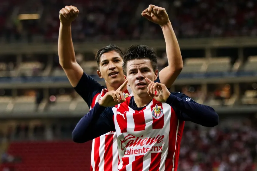 Jugadores de Chivas festejando un gol