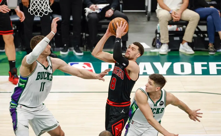 Zach LaVine intena bajo la canasta