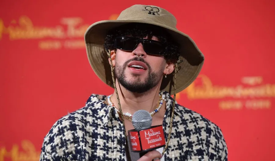 TWITTER @badbunnynetwork El cantante en la presentación de sus figuras de cera