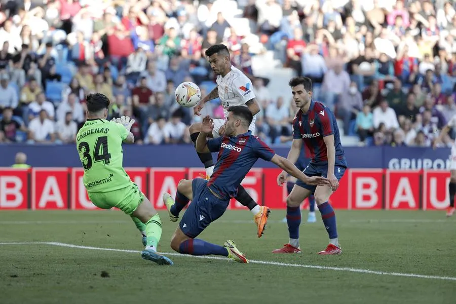 Tecatito Corona anotó doblete con el Sevilla