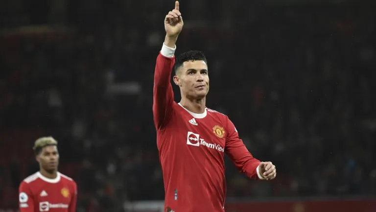 Cristiano Ronaldo en un duelo con el Manchester United