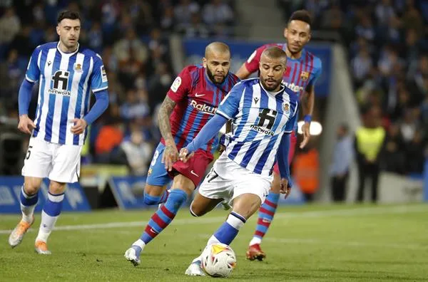 Dani Alves en acción frente a la Real Sociedad