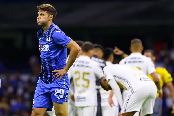 Santiago Giménez en partido con Cruz Azul