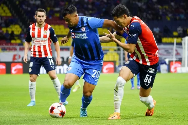 Iván Morales en acción con Cruz Azul