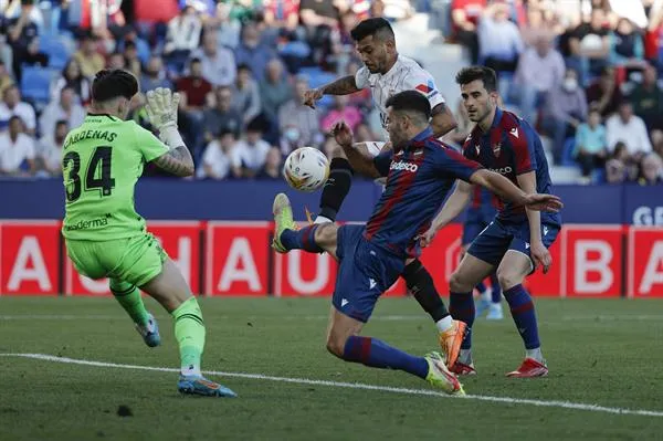 Jesús 'Tecatito' Corona durante partido