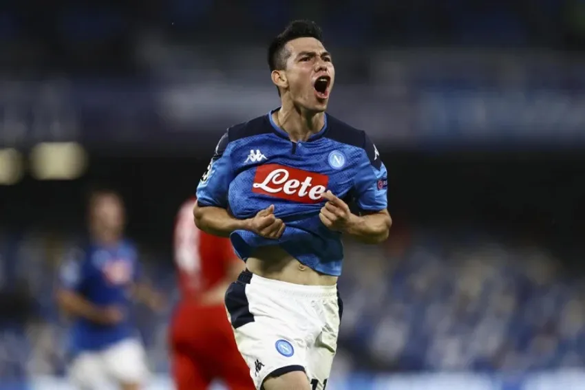 Hirving Lozano en un partido del Napoli