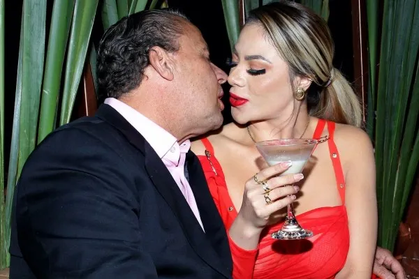 Alfredo Adame junto a Magaly Chávez