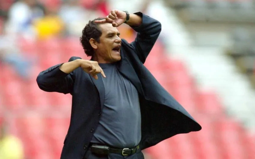 MEXSPORT Demetrio Madero en la banca de Chivas