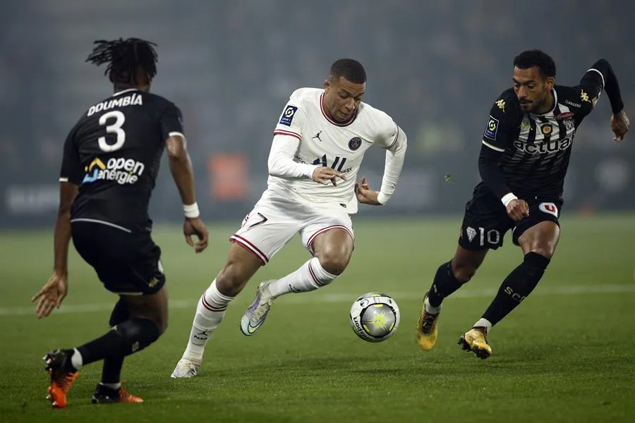 Kylian Mbappé durante un partido con PSG