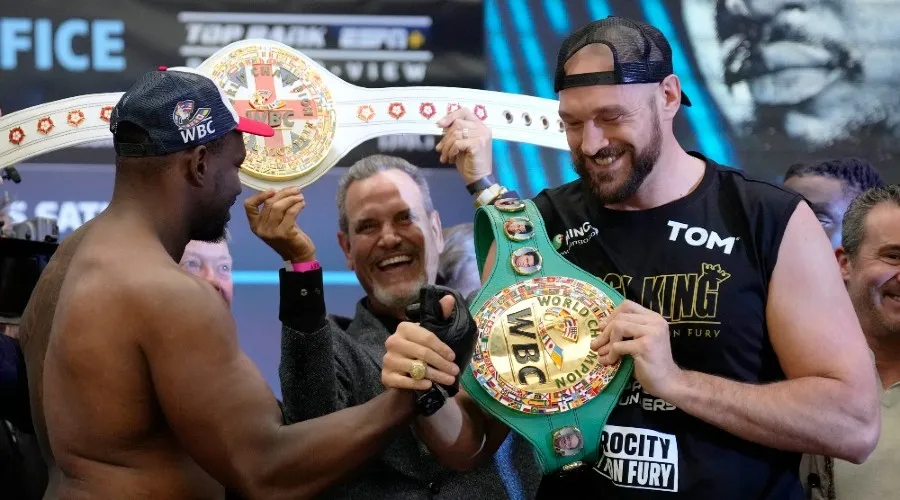 Tyson Fury y Dillian Whyte en ceremonia de pesaje