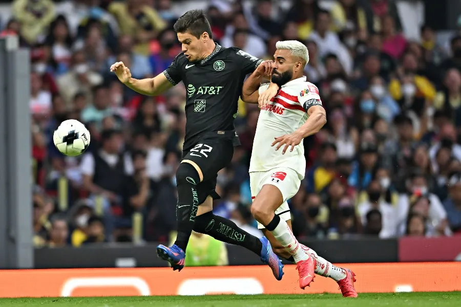 Jorge Meré durante un partido con América