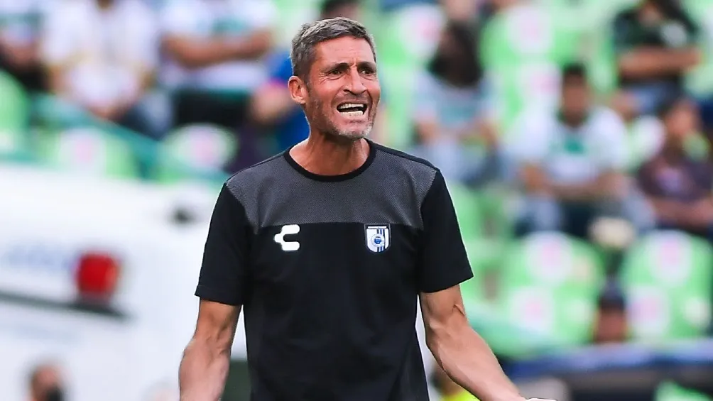 Pablo Morant dirigiendo a Querétaro durante partido de Liga MX