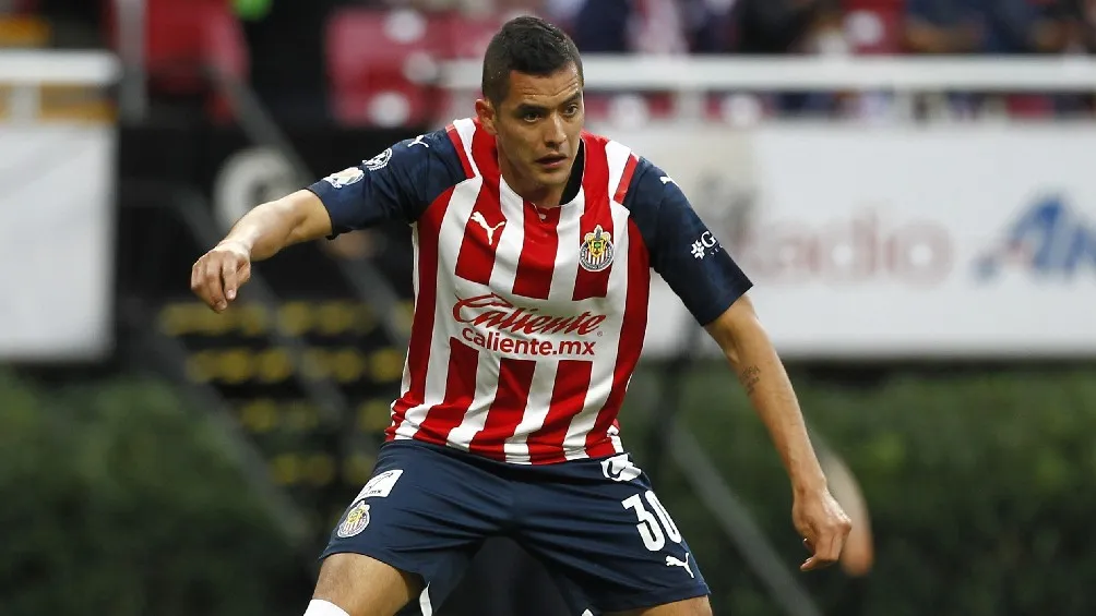 Sergio Flores jugando partido con Chivas en la Liga MX