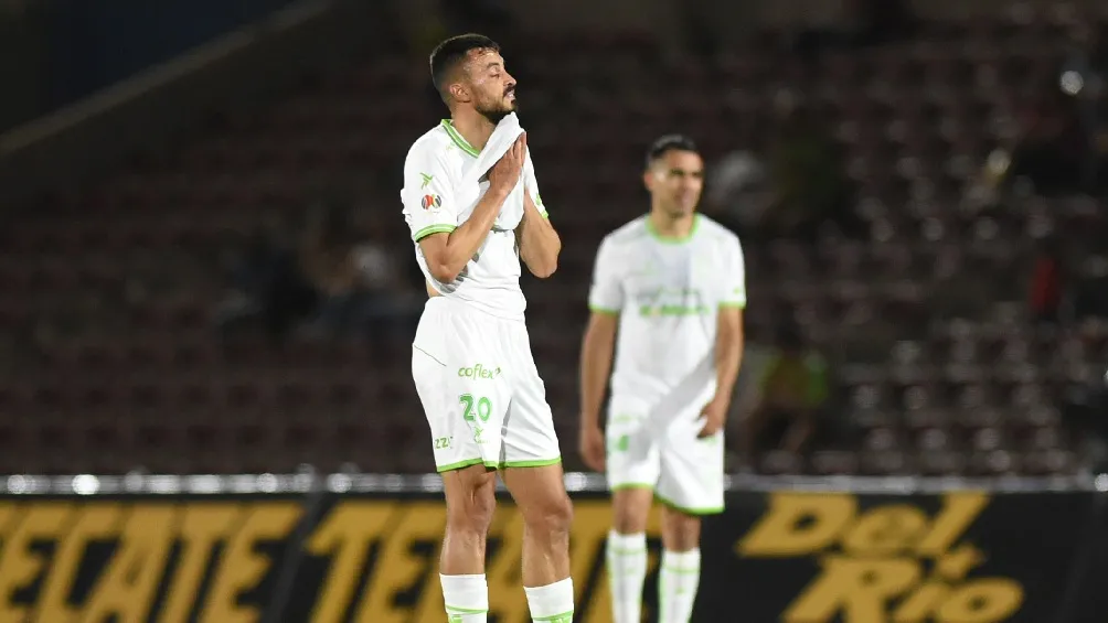 Jugadores de FC Juárez lamentándose de la derrota ante Mazatlán