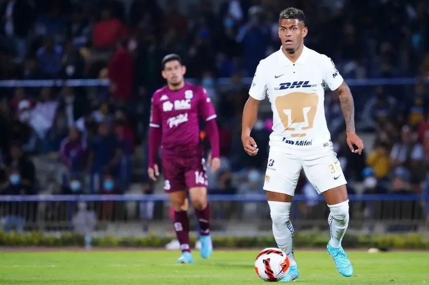 José Caicedo en un partido de Pumas