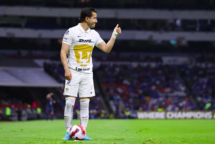 Mozo en un juego de Pumas en el Azteca