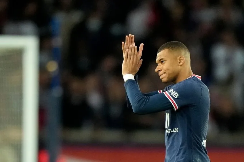 Kylian Mbappé agradeciendo a los fanáticos del PSG