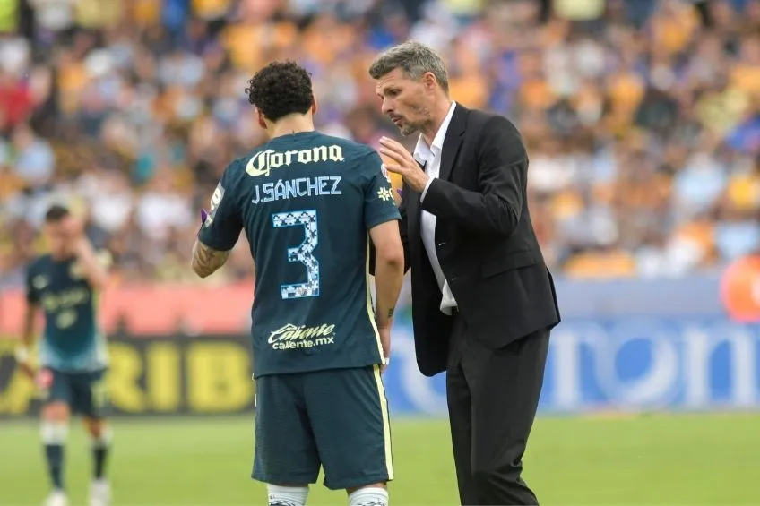 Fernando Ortiz dándole instrucciones a Sánchez