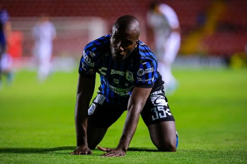 Balanta durante un partido del Querétaro