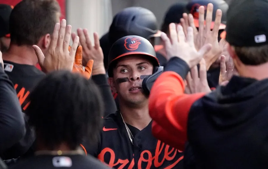 Ramón celebra en el dogout de Orioles