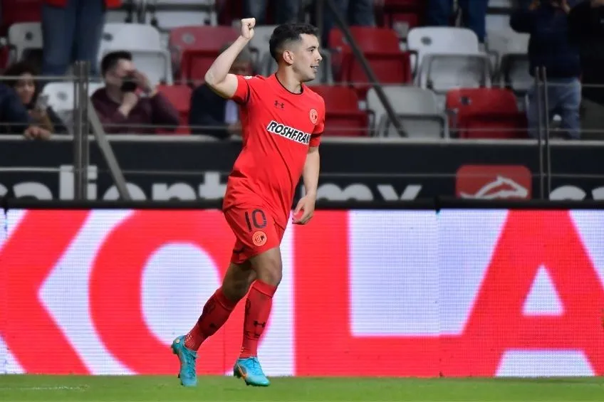 Leo Fernández festejando un gol