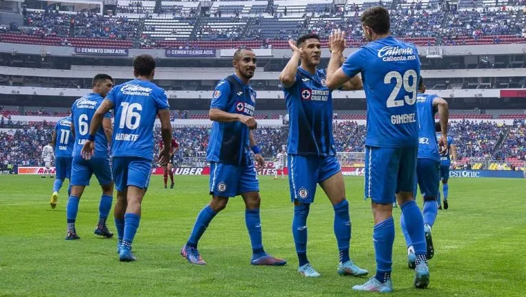 Jugadores celestes festejan un gol en el Azteca