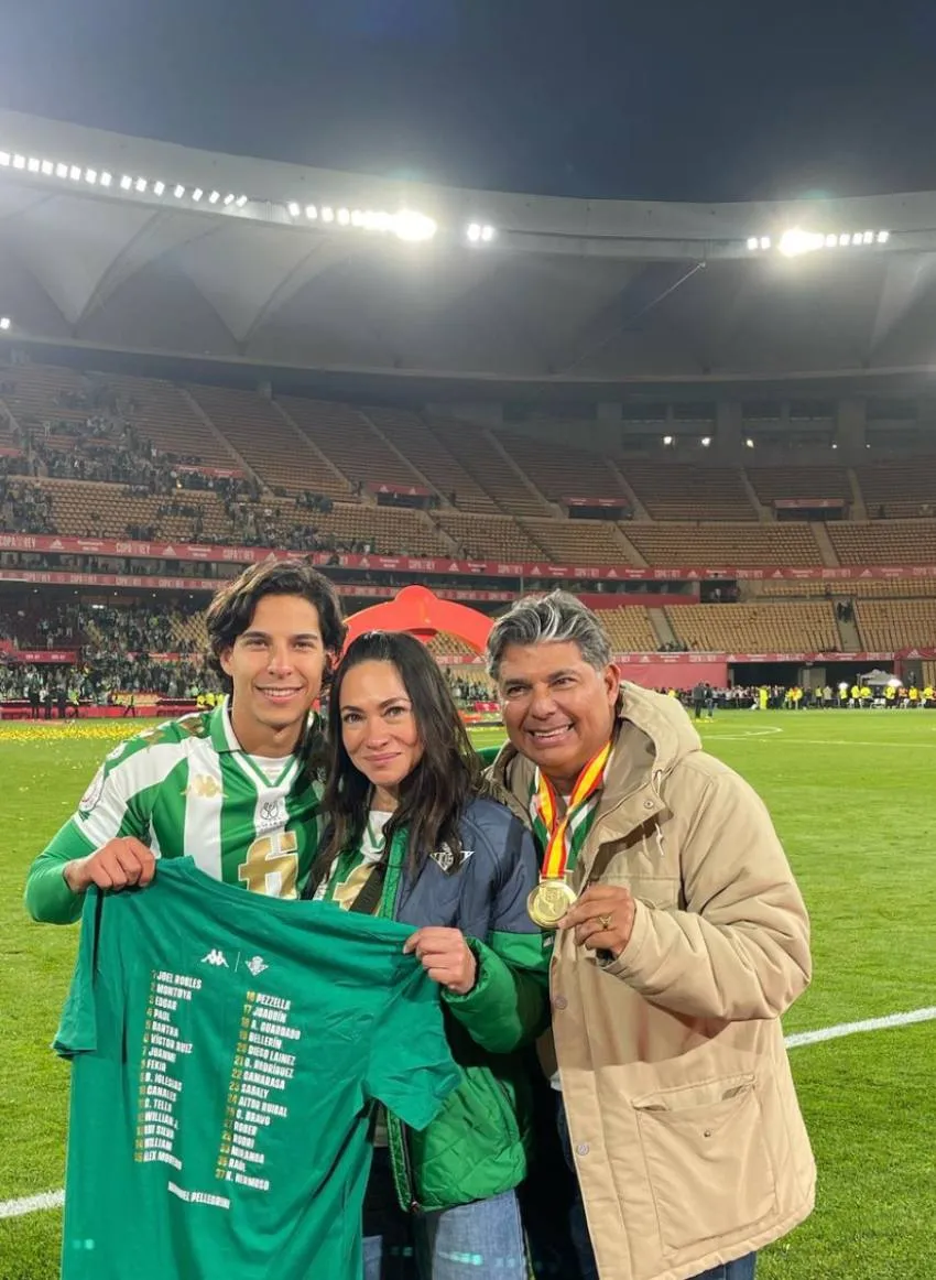 Lainez y su familia tras victoria de la Copa del Rey