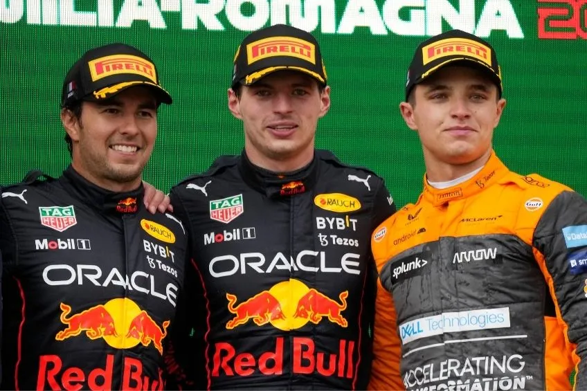 Lando Norris junto a Verstappen y Checo Pérez