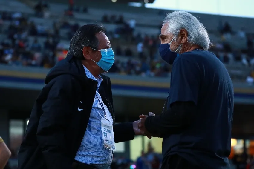 Silva y Mejía Barón en un partido de los Pumas