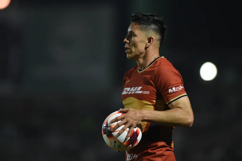 Chispa Velarde en un partido de Pumas