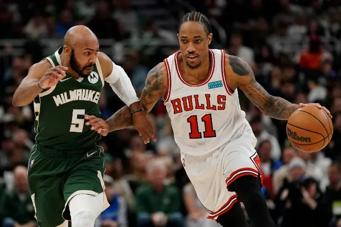 DeRozan conduce la bola