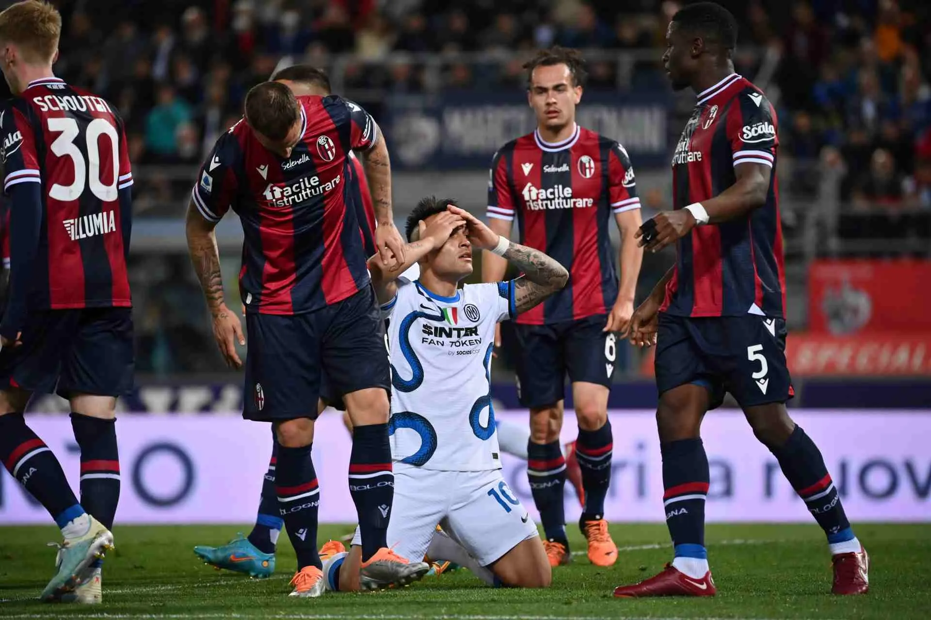 Lautaro Martínez lamentándose en el partido ante el Bolonia