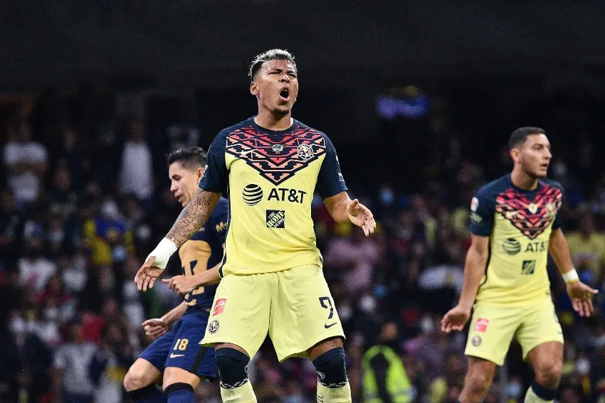 Roger Martínez en un juego contra Pumas