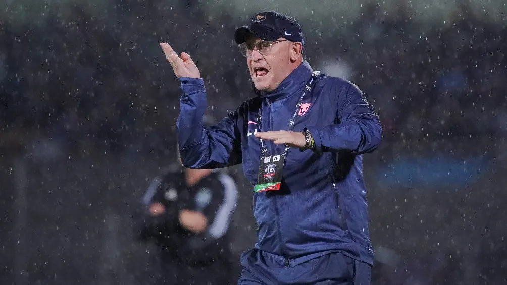 Andrés Lillini dirigiendo partido de Pumas en la Concachampions