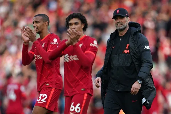 Jürgen Klopp junto a un par de sus jugadores